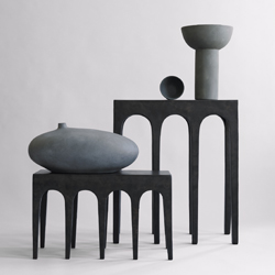 Bow, konzolové stolky z vláknobetonu, design Kristian Sofus Hansen &amp; Tommy Hyldahl 